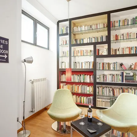 *movies & Books* Stylish House With Jacuzzi